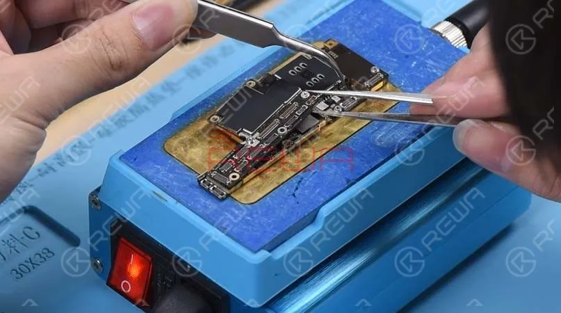 iphone xs max bildschirm flackern beheben Als nächstes müssen wir den GPU-Schaltkreis überprüfen. Vor dem Test müssen wir die Hauptplatine ausbauen. Legen Sie die Hauptplatine auf die spezielle Heizplattform. 3 Minuten später nehmen Sie die obere Schicht mit einer Pinzette ab und dann die untere Schicht.