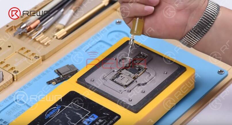 Continue to apply some BGA paste flux to the third space PCB. Get the upper layer in position. Turn on the power switch of the heating platform. With the upper layer sinking and paste flux flowing, continue heating for 1 minute.