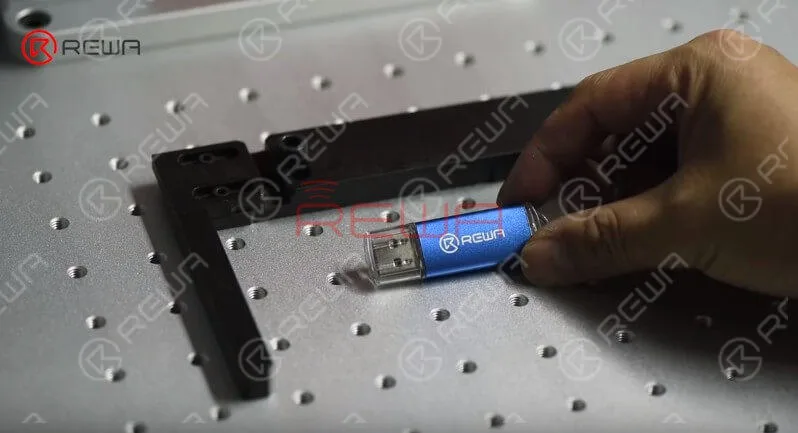 Try to copy files from the computer to the USB flash drive. The USB flash drive works normally.  Assemble the USB flash drive.