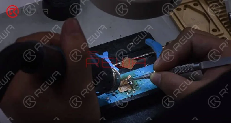 Applicare della pasta saldante a media temperatura sul pad di bonding della CPU. Pulire il pad di bonding con un saldatore a 365℃. Quindi scaldare con la pistola ad aria calda elicoidale QUICK 861D a 300℃, flusso d'aria 30 e rimuovere l'adesivo nero sul pad di bonding con una lama specializzata. Successivamente, pulire il pad di bonding con una treccia dissaldante.