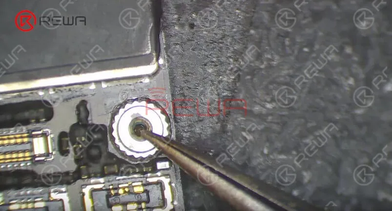 Applicare del flussante in pasta sull'IC di ricarica. Scaldare con la pistola ad aria calda QUICK 861D a spirale a 380℃, flusso d'aria 45 per rimuovere l'IC di ricarica. Pulire in seguito il pad di saldatura. Si può vedere che anche il PCB è stato gravemente danneggiato. C'è un grande foro nello strato superiore.