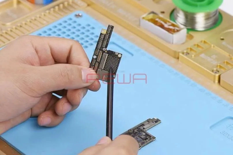 ¿El iPhone X no enciende? Repáralo con un intercambio de placa: caso de estudio de reparación