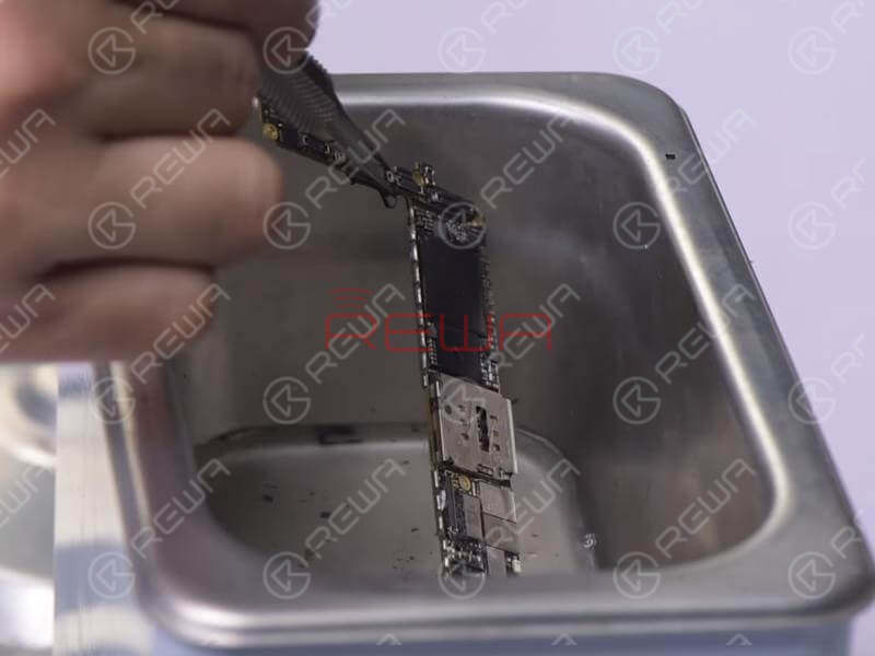 Lösen Sie die Abschirmungsabdeckung mit einer Heißluftpistole von der Platine und schrubben Sie den Abschirmungsputz von der Platine. Gießen Sie ausreichend PCB-Reiniger in den Ultraschallreiniger. Setzen Sie dann die Logikplatine ein. Drücken Sie den Netzschalter, um das Gerät einzuschalten. Der Ultraschallreiniger beginnt dann zu arbeiten. Nehmen Sie die Logikkarte nach 15 Minuten heraus.