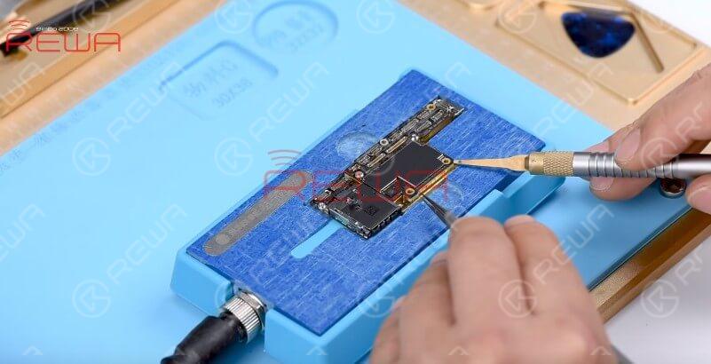 Place the motherboard on the specialized Heating Platform. With temperature of the platform reaching 140℃, insert the prying knife between the upper layer and the third space PCB.