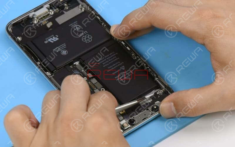 tips and tricks for samsung phone repair Battery replacement of Samsung is also a step we should pay special attention to. Not like Apple, who equips iPhones with special designed battery adhesive strips for easy battery replacement, Samsung phones come with a different battery adhesive strip design.