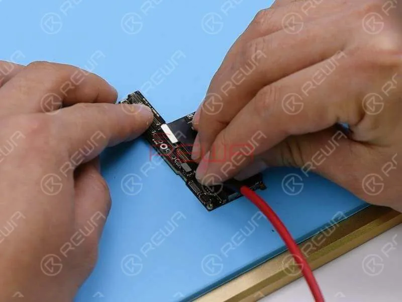 Verbinden Sie den Batteriestecker mit dem Netzgerät und drücken Sie den Netzschalter am Netzgerät. Das System erkennt dann das Drücken der Einschalttaste. Wir können sehen, dass die Stromanzeige auf dem Amperemeter größer ist als der normale Wert.