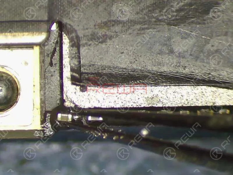 Ersetzen wir ihn durch einen neuen Kondensator und sehen wir, wie er funktioniert. Reinigen Sie das Klebepad und tragen Sie etwas Paste Flux auf das Klebepad auf. Löten Sie dann einen neuen Kondensator auf die Platine.