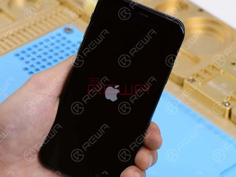 Bauen Sie das Telefon zusammen und testen Sie es. Das Telefon schaltet sich normal ein.