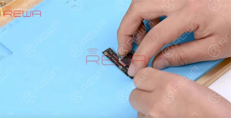 iPhone XS non si accende - soluzione rapida Collega lo strato superiore all'alimentatore. Premi l'interruttore ON/OFF e poi il pulsante di accensione. Il sistema rileverà quindi la pressione del pulsante di accensione.