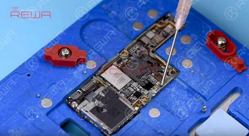 iPhone XS non si accende - soluzione rapida Dobbiamo risaldare lo strato superiore con il PCB del terzo spazio.