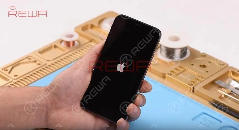 iPhone XS non si accende - soluzione rapida Ora possiamo assemblare il telefono e testarlo. Tieni premuto il pulsante di accensione per accendere il telefono. Il telefono si accende normalmente.