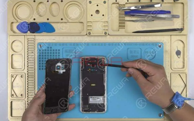 We can see that the waterproof adhesive of Samsung S series and Note series are mainly applied on edges of the back cover and much more on top edges and bottom edges. So we need to heat evenly and control the heating temperature and time applied during the teardown.