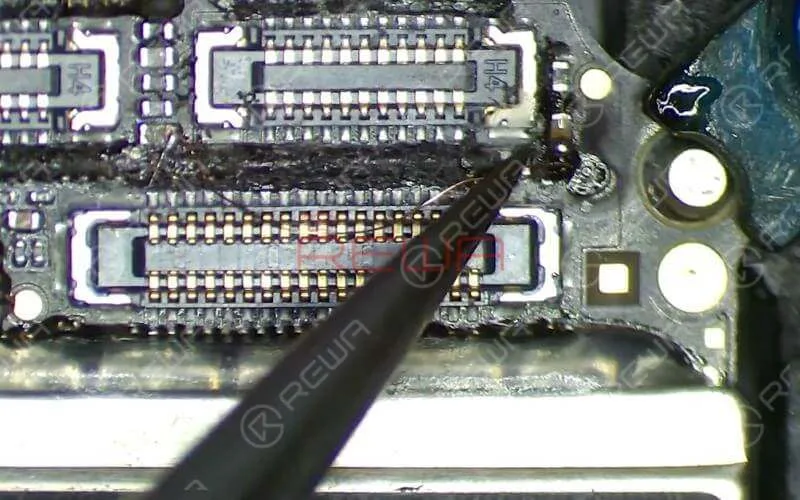 troubleshooting iphone front camera issues using jumping wire Here we need 0.1mm solder tinned enamelled wire. With one end of the wire soldered to C2917, a 3V voltage point nearby, solder the other end to C2909.