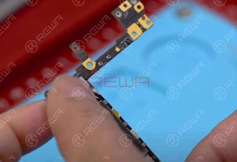 Rimuovere il gruppo dello schermo ed estrarre la scheda madre. Toccare la scheda madre con la mano libera. Si può avvertire una sensazione di bruciore nell'area compresa tra il chip di alimentazione e il modulo WiFi. Quindi ora possiamo confermare la possibile area del guasto.