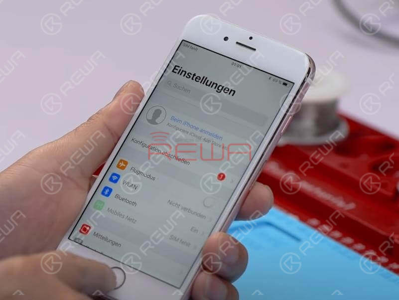 Abbiamo ricevuto una scheda difettosa da un cliente. La prima cosa che facciamo è montare la scheda logica sul telefono. Quindi colleghiamo il gruppo display e accendiamo. Il telefono si accende con un display normale. Tuttavia, con il telefono in funzione per 3 minuti, lo schermo improvvisamente si oscura. E appare una schermata di avviso di alta temperatura. Il telefono passa quindi a schermo nero.