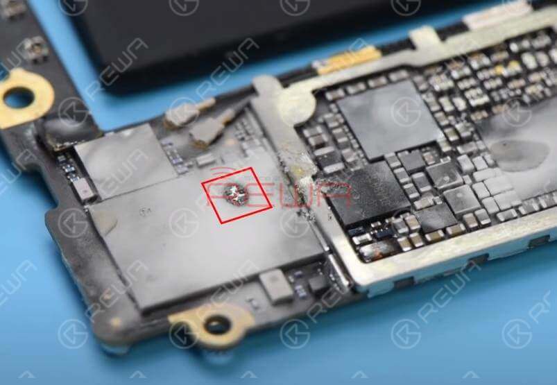 Poiché il telefono continua a riavviarsi quando viene acceso con il pulsante di accensione, possiamo accendere il telefono attivando la batteria. 15 secondi dopo, la colofonia sul modulo WiFi inizia a sciogliersi. Possiamo confermare che il componente difettoso è il modulo WiFi.