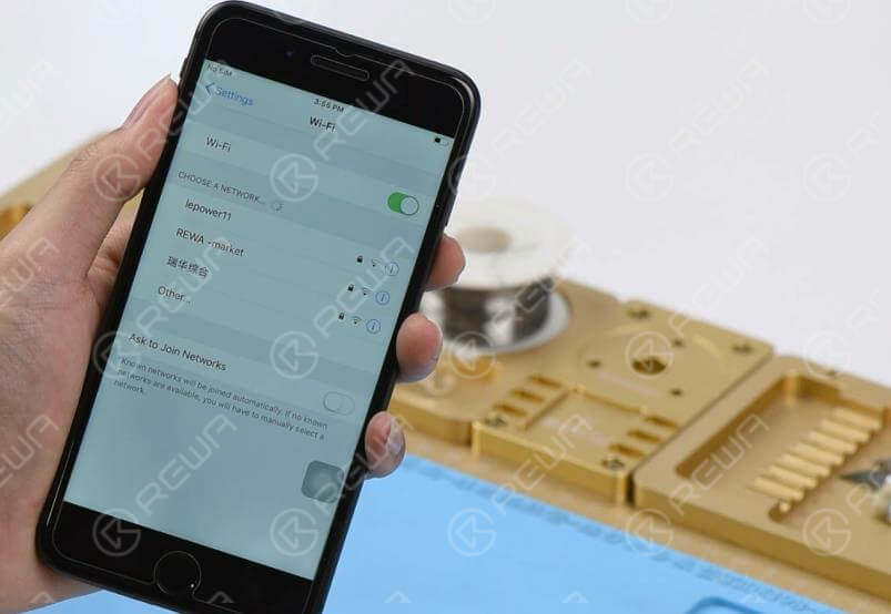 Now we can assemble the phone and test. Get the logic board and display assembly installed. Connect the battery and press the power button . The phone turns on normally.