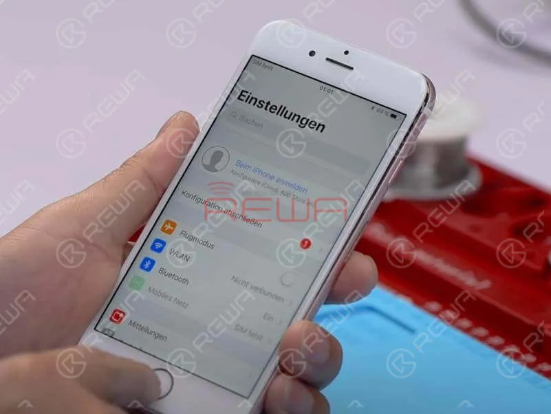 iPhone 6s Überhitzungsproblem beheben – Anleitung zur Reparatur der Hauptplatine Wir haben eine defekte Platine von einem Kunden erhalten. Das Erste, was wir tun, ist, die Logikplatine auf das Telefon zu montieren. Dann die Display-Baugruppe anklemmen und einschalten. Das Telefon schaltet sich mit normalem Display ein. Doch nach einer Laufzeit von 3 Minuten dimmt der Bildschirm plötzlich ab. Und es erscheint ein Warnbildschirm wegen hoher Temperatur. Danach wird das Telefon schwarz.