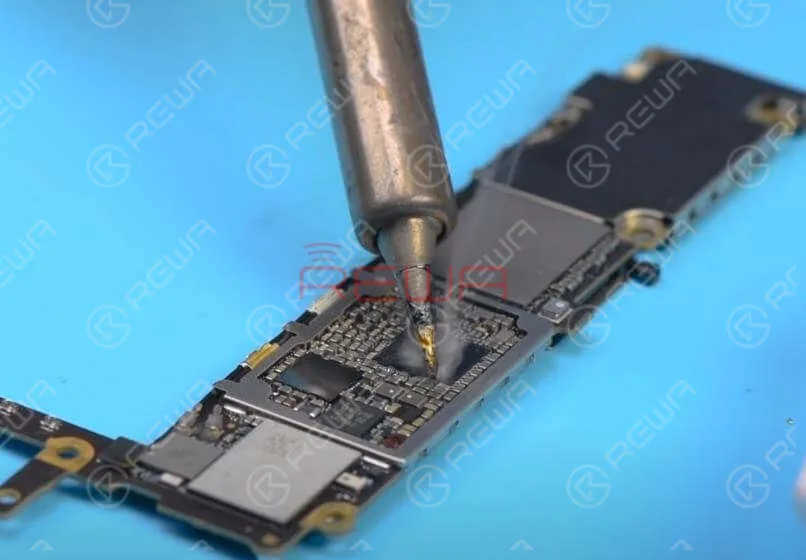 iPhone 6s Überhitzungsproblem beheben – Anleitung zur Reparatur der Hauptplatine Benutzen Sie einen Lötkolben, um Kolophonium auf den Komponenten des Brandbereichs zu verräuchern. Stellen Sie sicher, dass alle zugehörigen Komponenten mit weißem Rauch bedeckt sind.