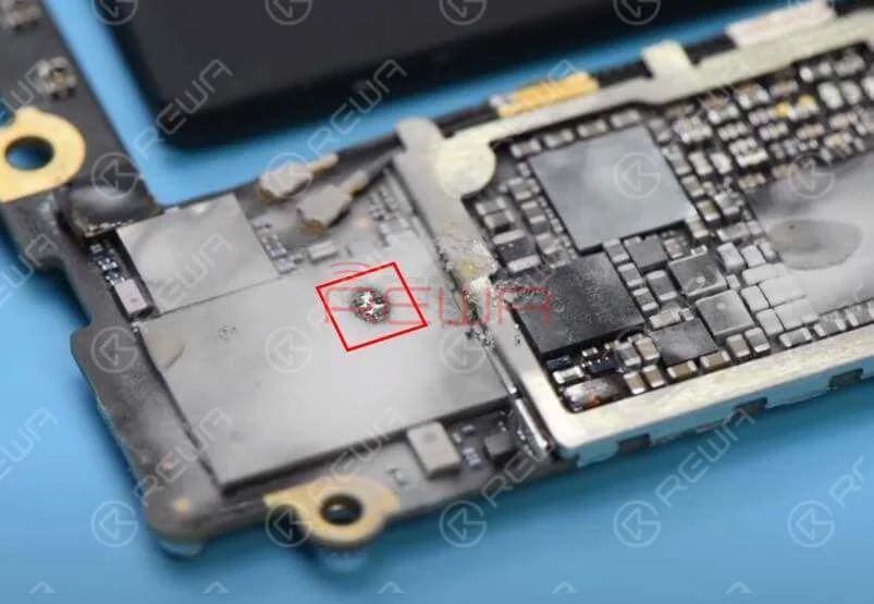 iPhone 6s Überhitzungsproblem beheben – Anleitung zur Reparatur der Hauptplatine Da das Telefon sich beim Einschalten über den Ein-/Ausschalter ständig neu startet, können wir das Telefon durch Batterie-Triggern einschalten. 15 Sekunden später beginnt das Kolophonium auf dem WLAN-Modul zu schmelzen. Wir können die defekte Komponente als WLAN-Modul identifizieren.