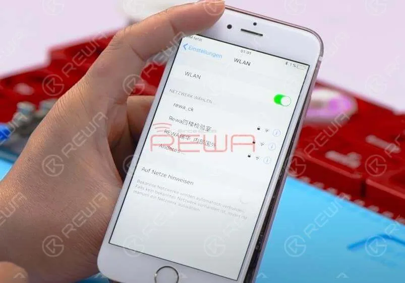 iPhone 6s Überhitzungsproblem beheben – Anleitung zur Reparatur der Hauptplatine Montieren Sie die Hauptplatine und rasten Sie die Displaybaugruppe ein. Schließen Sie die Hauptplatine an das Gleichstromnetzteil an, um sie einzuschalten. Die Stromanzeige am Amperemeter ist diesmal normal und das Telefon hört auf, sich neu zu starten. Die Hauptplatine brennt auch nicht durch.