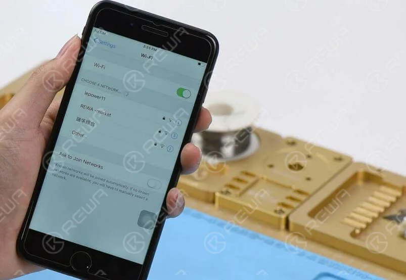 iPhone 8 Plus WLAN funktioniert nicht reparieren | 3-Schritte-Anleitung Jetzt können wir das Telefon zusammenbauen und testen. Installieren Sie die Hauptplatine und die Display-Baugruppe. Schließen Sie den Akku an und drücken Sie den Einschaltknopf. Das Telefon schaltet sich normal ein.