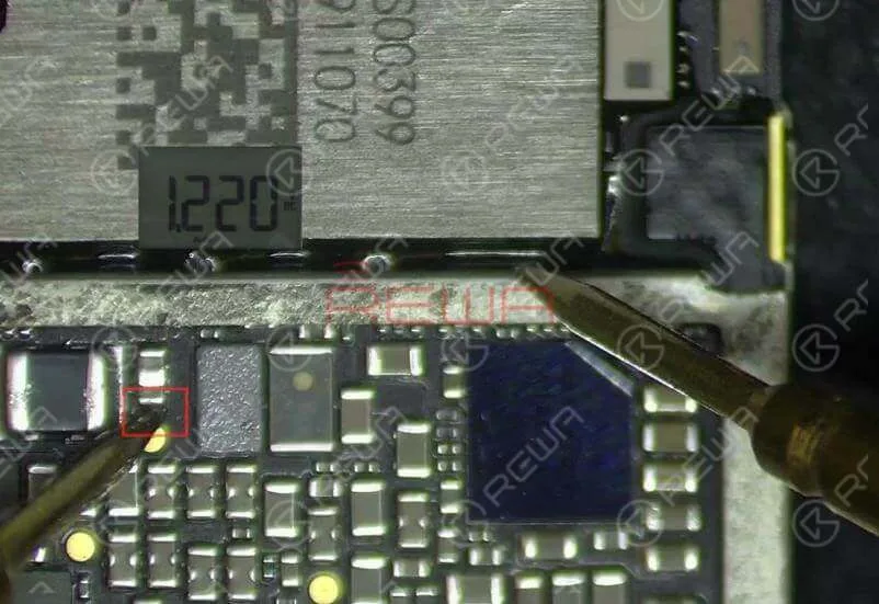 iPhone 8 Plus WLAN funktioniert nicht reparieren | 3-Schritte-Anleitung Messen Sie weiterhin die Arbeitsspannung des WLAN-Moduls. Verbinden Sie den Batterianschluss mit dem Gleichstromnetzteil und überbrücken Sie Pin 8 von J4300 mit einer Pinzette mit der Masse. Das System erkennt daraufhin den Tastendruck des Einschaltknopfs. Schalten Sie das Multimeter in den Spannungsmodus und führen Sie eine Spannungsmessung der drei Stromversorgungsschienen durch. Der gemessene Spannungswert von SR_LVX_W beträgt 1,22 V, was unnormal ist. Der normale Spannungswert sollte 1,35 V betragen.
