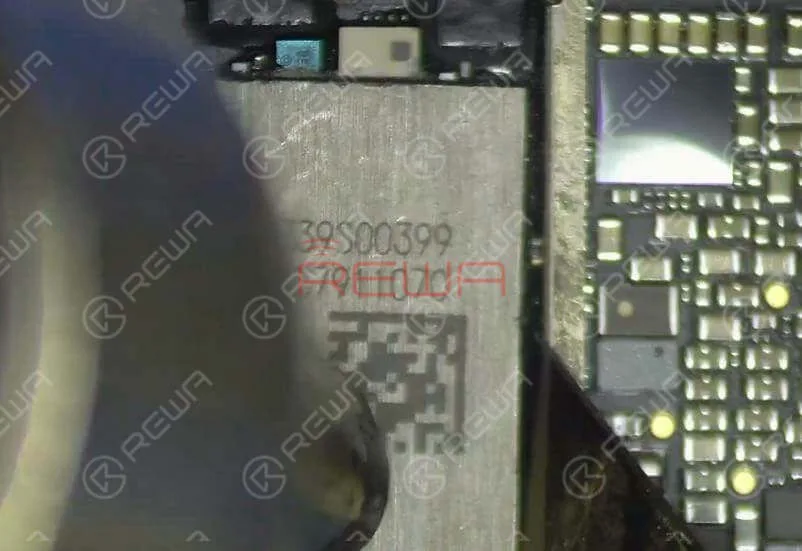 iPhone 8 Plus WLAN funktioniert nicht reparieren | 3-Schritte-Anleitung Tragen Sie weiterhin etwas Flussmittelpaste auf das Bonding-Pad auf. Und dann etwas Mitteltemperatur-Lötpaste. Mit dem Lötkolben erhitzen, um die Schmelztemperatur auf dem Bonding-Pad zu neutralisieren, und das Bonding-Pad mit in Kolophonium getränkter Lötlitze reinigen. Danach mit PCB-Reiniger säubern.