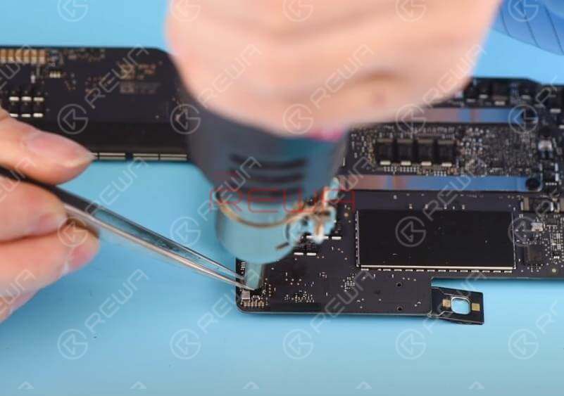 Macbook pro 2017 no se enciende guía de solución de problemas Aplique un poco de fundente para pasta BGA y separe U6990 con pistola de aire caliente en 430℃.