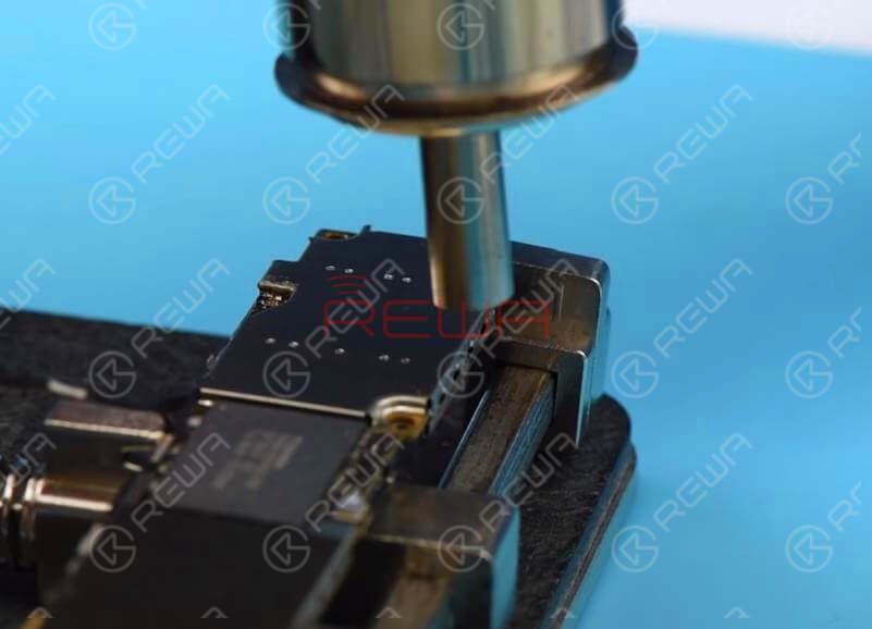 Let’s begin with measurement of RF circuit power supply voltage.Disassemble the phone and take out the SIM card, then logic board. Attach the logic board to PCB Holder. Take down the shield plate with Hot Air Gun first.
