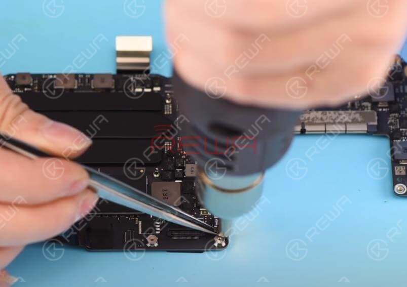 Macbook pro 2017 no se enciende guía de solución de problemas Separe C6990 primero. Aplique un poco de BGA Paste Flux y separe C6990 con Hot Air Gun a 430℃. Limpie con PCB Cleaner después de que la placa lógica se haya enfriado lo suficiente.