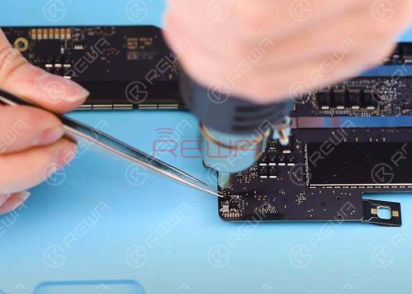 Macbook pro 2017 no se enciende guía de solución de problemas Vamos a separar D6905 primero. Aplique un poco de flujo de pasta BGA y separar D6905 con pistola de aire caliente en 430℃.