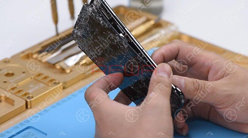 Possiamo vedere che il telefono è stato gravemente danneggiato. Lo schermo è in frantumi, il vetro posteriore è rotto e anche il telaio centrale è deformato. 