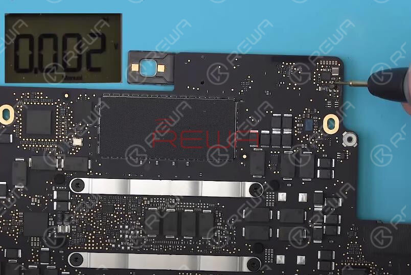 Macbook pro 2017 no se enciende guía de solución de problemas Medición en modo diodo del pin 3 del D6905.