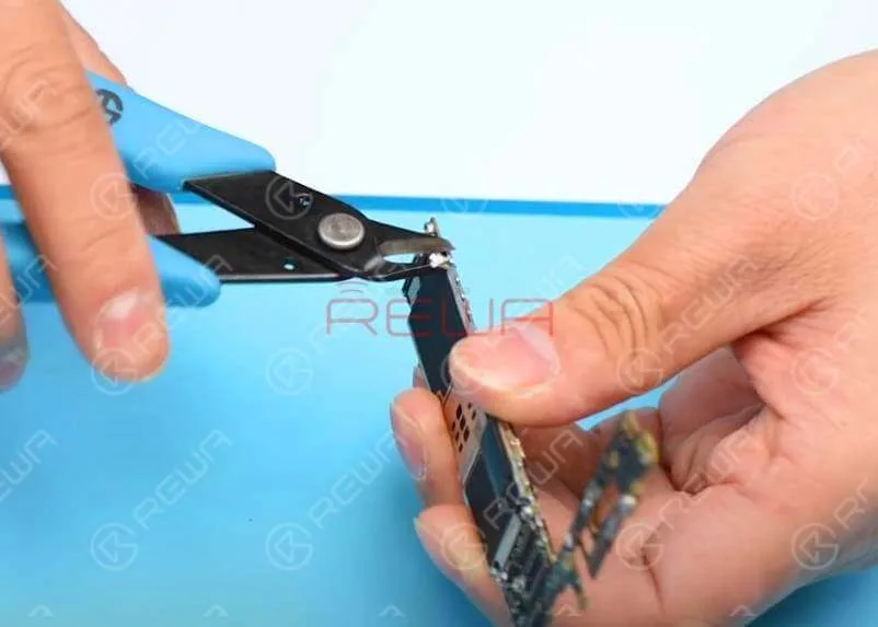iphone 6 keeps searching for signal - logic board repair Welded junctions of the shield plate come with high melting point. To protect components around from high temperature, we can remove the shield plate with Cutting Nipper.