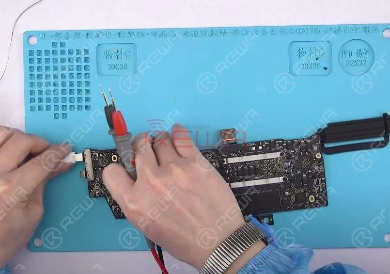 Collegare l'adattatore CA e misurare la tensione di D6905 Pin 3. Il valore di tensione misurato è 19V7, che è normale. Misurare quindi la tensione di L6995. Il valore di tensione misurato è 3V4, cioè normale. Misurare la tensione di L7030. Il valore di tensione misurato è 13V, cioè normale.