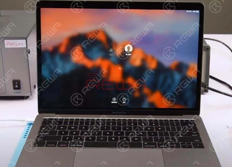 Montare la scheda logica. Collegare l'adattatore CA e accenderlo. Il MacBook si accende normalmente. Scollegare l'alimentatore e inserire l'SSD. Collegare l'adattatore CA e accendere. Il MacBook si accende normalmente.