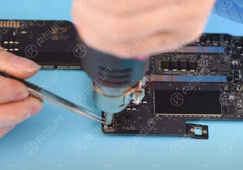 Applicare un po' di BGA Paste Flux e staccare U6990 con la pistola ad aria calda a 430℃.