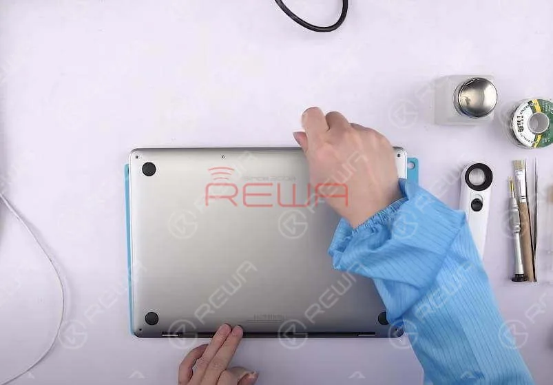Premendo il pulsante di accensione, il MacBook non si accende. Confermare innanzitutto il numero di serie del telaio inferiore. Liberare le clip che fissano il case inferiore al telaio. Tirare il case inferiore dall'area della cerniera per separarlo. Quindi rimuovere il telaio inferiore.