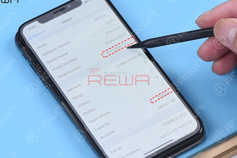 iPhone X 64 GB Speicher in 5 Schritten mit der iRepair DFU Box auf 256 GB aufrüsten:1. Bereiten Sie die iRepair DFU Box, einen Computer mit passender Software und das iPhone X vor.2. Versetzen Sie das iPhone X in den DFU-Modus und verbinden Sie es mit der iRepair DFU Box und dem Computer.3. Lesen Sie die ursprünglichen Syscfg-Daten (Seriennummer, WLAN-/Bluetooth-Adressen) des iPhones mit der Software aus und sichern Sie diese.4. Entlöten Sie den alten 64-GB-NAND-Flash-Speicher von der Hauptplatine und löten Sie einen neuen 256-GB-NAND ein.5. Versetzen Sie das iPhone erneut in den DFU-Modus, schreiben Sie die gesicherten Syscfg-Daten auf den neuen 256-GB-NAND und spielen Sie die Firmware (iOS) neu auf. Upgrade iPhone X 64GB Storage To 256GB in 5 Steps With iREPAIR DFU Box