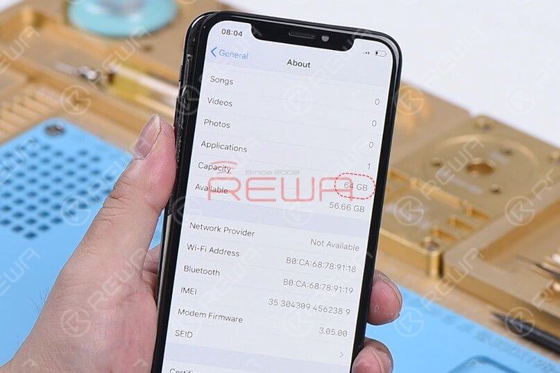 iPhone X 64 GB Speicher in 5 Schritten mit der iRepair DFU Box auf 256 GB aufrüsten:1. Bereiten Sie die iRepair DFU Box, einen Computer mit passender Software und das iPhone X vor.2. Versetzen Sie das iPhone X in den DFU-Modus und verbinden Sie es mit der iRepair DFU Box und dem Computer.3. Lesen Sie die ursprünglichen Syscfg-Daten (Seriennummer, WLAN-/Bluetooth-Adressen) des iPhones mit der Software aus und sichern Sie diese.4. Entlöten Sie den alten 64-GB-NAND-Flash-Speicher von der Hauptplatine und löten Sie einen neuen 256-GB-NAND ein.5. Versetzen Sie das iPhone erneut in den DFU-Modus, schreiben Sie die gesicherten Syscfg-Daten auf den neuen 256-GB-NAND und spielen Sie die Firmware (iOS) neu auf. Upgrade iPhone X 64GB Storage To 256GB in 5 Steps With iREPAIR DFU Box