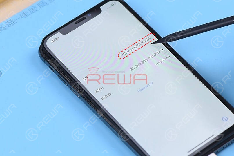 iPhone X 64 GB Speicher in 5 Schritten mit der iRepair DFU Box auf 256 GB aufrüsten:1. Bereiten Sie die iRepair DFU Box, einen Computer mit passender Software und das iPhone X vor.2. Versetzen Sie das iPhone X in den DFU-Modus und verbinden Sie es mit der iRepair DFU Box und dem Computer.3. Lesen Sie die ursprünglichen Syscfg-Daten (Seriennummer, WLAN-/Bluetooth-Adressen) des iPhones mit der Software aus und sichern Sie diese.4. Entlöten Sie den alten 64-GB-NAND-Flash-Speicher von der Hauptplatine und löten Sie einen neuen 256-GB-NAND ein.5. Versetzen Sie das iPhone erneut in den DFU-Modus, schreiben Sie die gesicherten Syscfg-Daten auf den neuen 256-GB-NAND und spielen Sie die Firmware (iOS) neu auf. Upgrade iPhone X 64GB Storage To 256GB in 5 Steps With iREPAIR DFU Box