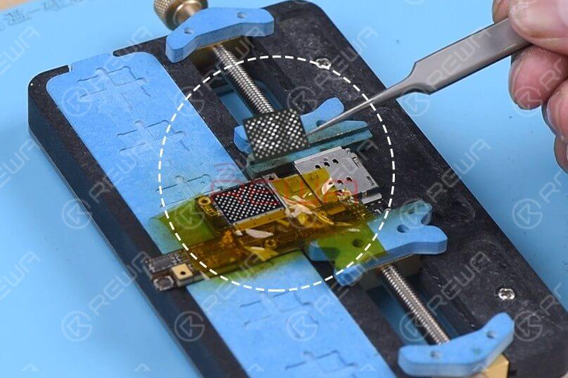 iPhone X 64 GB Speicher in 5 Schritten mit der iRepair DFU Box auf 256 GB aufrüsten:1. Bereiten Sie die iRepair DFU Box, einen Computer mit passender Software und das iPhone X vor.2. Versetzen Sie das iPhone X in den DFU-Modus und verbinden Sie es mit der iRepair DFU Box und dem Computer.3. Lesen Sie die ursprünglichen Syscfg-Daten (Seriennummer, WLAN-/Bluetooth-Adressen) des iPhones mit der Software aus und sichern Sie diese.4. Entlöten Sie den alten 64-GB-NAND-Flash-Speicher von der Hauptplatine und löten Sie einen neuen 256-GB-NAND ein.5. Versetzen Sie das iPhone erneut in den DFU-Modus, schreiben Sie die gesicherten Syscfg-Daten auf den neuen 256-GB-NAND und spielen Sie die Firmware (iOS) neu auf. Upgrade iPhone X 64GB Storage To 256GB in 5 Steps With iREPAIR DFU Box