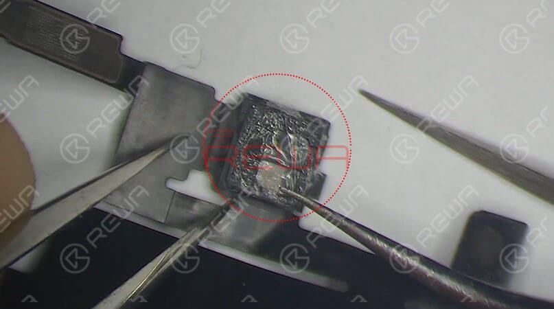 a rare case of iphone x stuck on apple logo(itunes error 4013) Check the earpiece speaker and sensor flex cable carefully, we find that the Flood illuminator module is moldy. Remove the Flood illuminator module, we can see that its bonding pad is severely corroded. That's what's causing the problem.