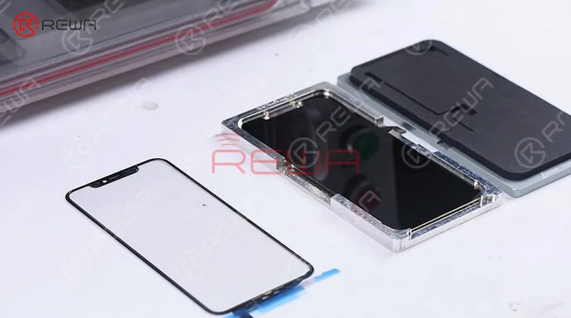 the cost-effective refurbishing solution for iphone screen touch issue Put the OCA+TP laminated glass lens into the bubble removing machine.