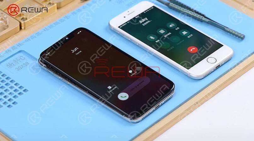 Ora possiamo assemblare il telefono e testarlo. La scheda madre è stata installata e l'assemblaggio visualizzato è stato collegato, quindi è stata collegata la batteria. Poi abbiamo premuto il pulsante di accensione per accendere il telefono e abbiamo inserito la scheda SIM.