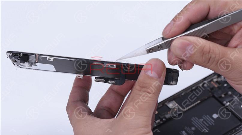 La lente de cristal del iPhone 12 Pro y el bisel del conjunto de la pantalla han cambiado en comparación con sus predecesores.Para decirlo específicamente, el bisel de la pantalla se coloca debajo de la lente de cristal en lugar de rodearla.