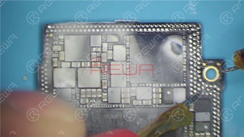 iphone x lässt sich nicht einschalten? mit großem Bootstrom beheben Legen Sie eine Spannung von 3V0 an den Stift S74 der Logikkarte an. Es ist zu erkennen, dass das Kolophonium auf C2990 geschmolzen ist. Es kann bestätigt werden, dass C2990 beschädigt worden ist und entfernt werden muss.