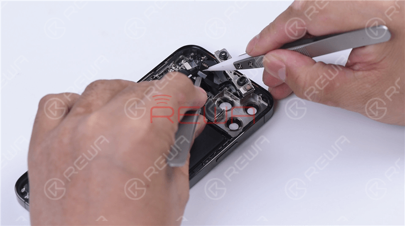 El flex del proyector de puntos y el flex del flash están pegados con adhesivo. Antes de retirarlos, debe separar primero el cable flex para evitar daños.