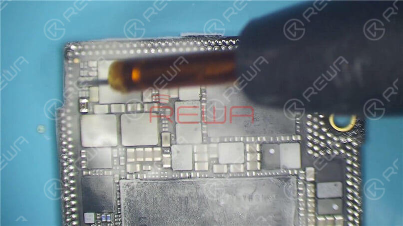 iphone x lässt sich nicht einschalten? mit großem Bootstrom beheben Legen Sie eine Spannung von 3V0 an den Stift S74 der Logikkarte an. Es ist zu erkennen, dass das Kolophonium auf C2990 geschmolzen ist. Es kann bestätigt werden, dass C2990 beschädigt worden ist und entfernt werden muss.